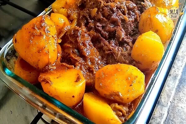 Carne assada com batatas