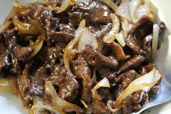 Carne chinesa acebolada