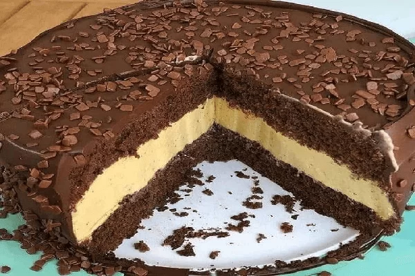 Bolo de chocolate com recheio de mousse de maracujá