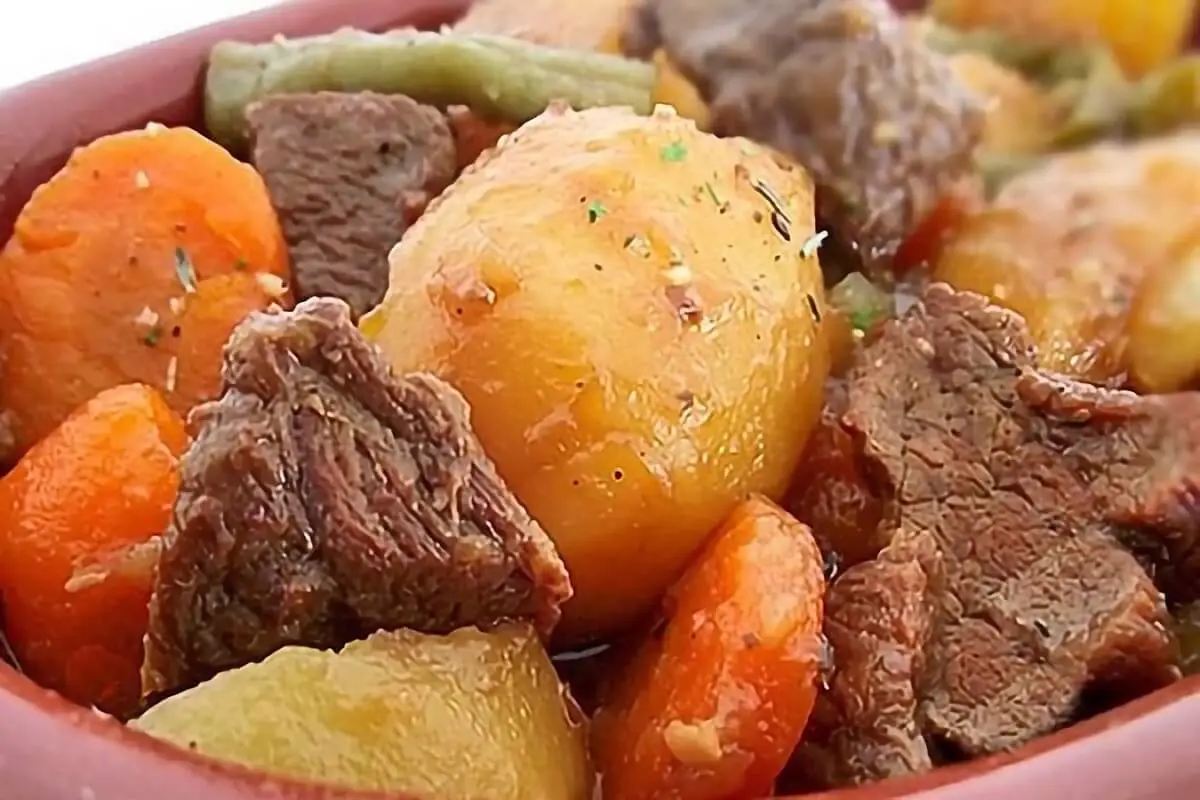 Carne de panela com batata e cenoura