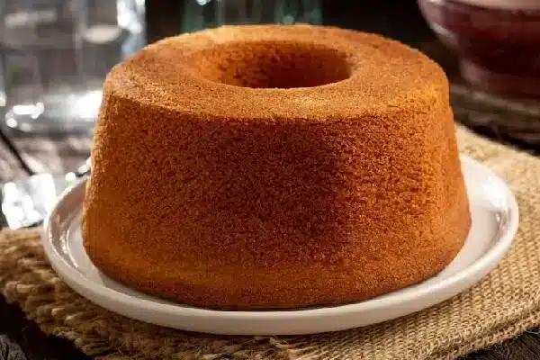 Aprenda fazer um bolo de fubá cremoso simples e prático