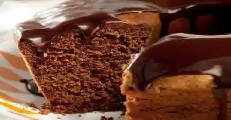Bolo de chocolate com cobertura de ganache