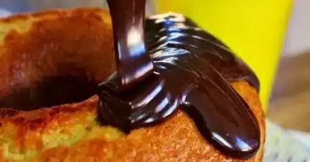 Como fazer uma calda de chocolate para bolo caseiro