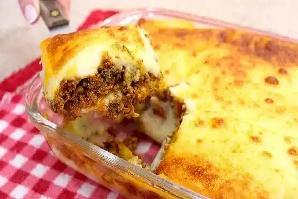 Escondidinho de requeijão com carne moída