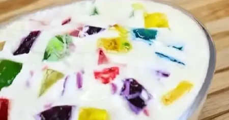 Gelatina colorida com creme de leite ninho