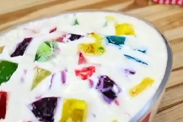 Gelatina colorida com creme de leite ninho