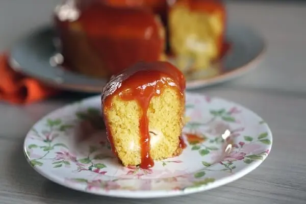 aprenda fazer o Bolo de fubá com requeijão e goiabada