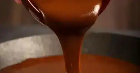 Calda de chocolate para bolo simples de preparar
