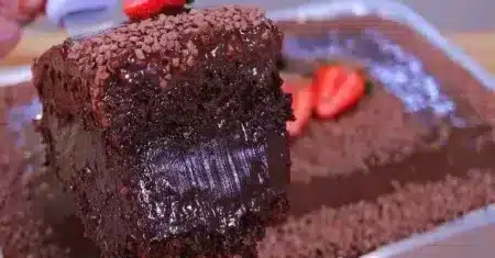 O melhor bolo de chocolate recheado e úmido do mundo