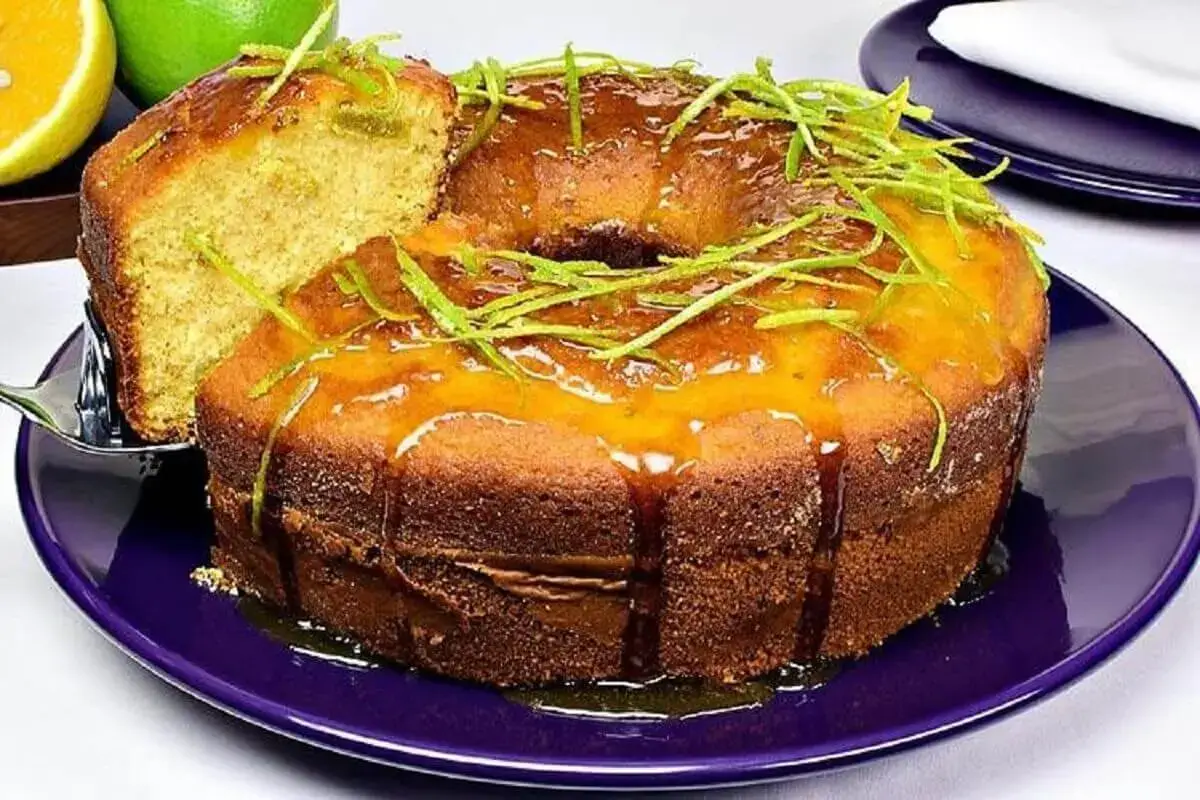 Bolo de fuba com suco de laranja