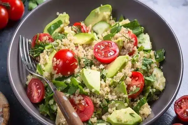 Salada de Quinoa com Abacate e Pepino
