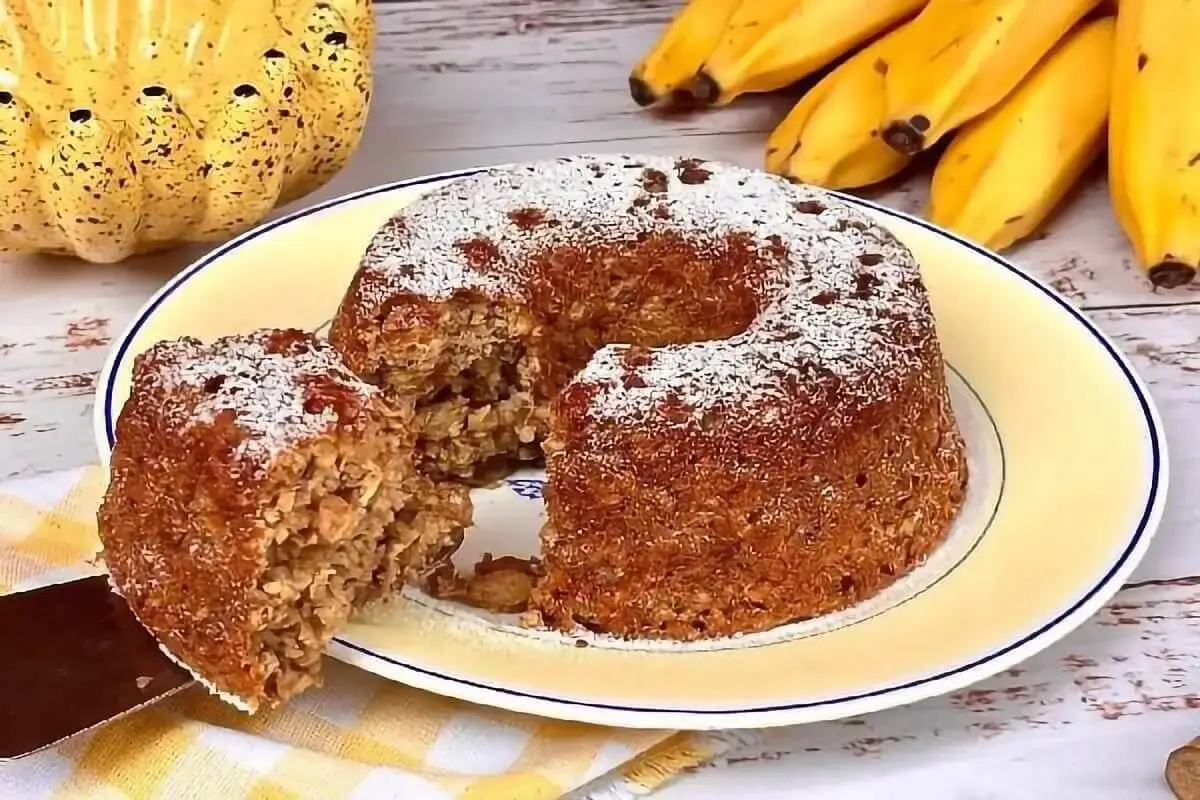 Bolo de banana com aveia e passas