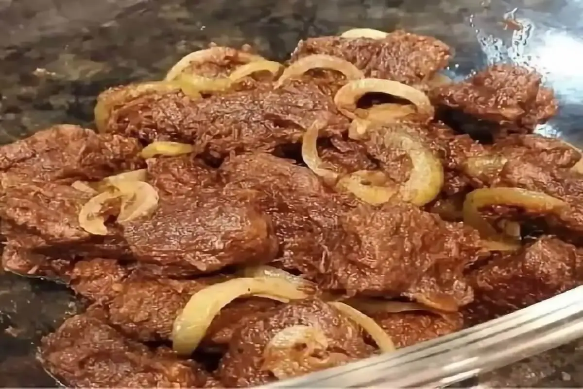 carne de panela frita acebolada